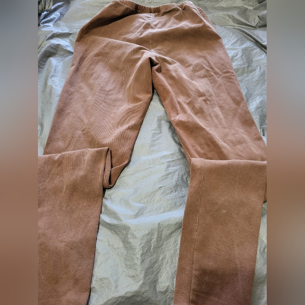 SKIMS Camel Outdoor Tshirt and Leggings Set - Picture 3 of 15